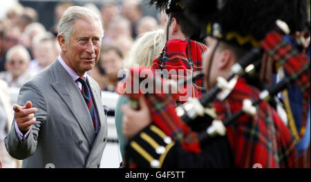 Der Prinz von Wales und die Herzogin von Cornwall nehmen an einem Charity-Renntag auf der Perth Racecourse in Schottland Teil. Stockfoto