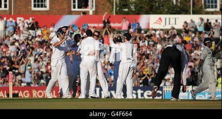 Cricket - npower Vierter Test - Tag drei - England gegen Indien - das Kia Oval. Die Spieler aus England feiern, nachdem sie das Wicket des indischen Sachin Tendulkar genommen haben. Stockfoto