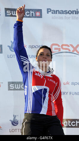 Radfahren - UCI BMX Supercross World Cup und London 2012 Testevent - Tag zwei - Olympic Park. Shanaze Reade des Teams GB feiert den Gewinn des UCI BMX Supercross World Cup im Olympic Park, London. Stockfoto