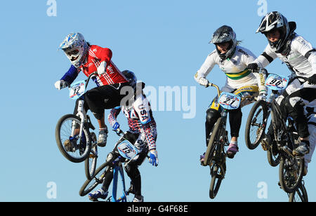 Shanaze Reade (links) des Teams GB gewinnt beim UCI BMX Supercross World Cup im Olympic Park in London ihren Heat. Stockfoto