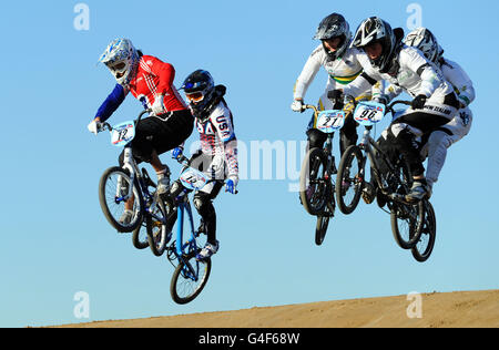 Shanaze Reade (links) des Teams GB gewinnt beim UCI BMX Supercross World Cup im Olympic Park in London ihren Heat. Stockfoto