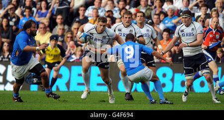 Rugby Union - EMV-Testspiel - Schottland - Italien - Murrayfield. Der schottische Nikki Walker wird vom italienischen Fabio Semenzato während des EMV-Tests in Murrayfield, Edinburgh, herausgefordert. Stockfoto