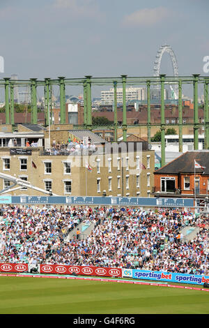 Cricket - npower Vierter Test - Tag zwei - England gegen Indien - das Kia Oval. Gesamtansicht des Kia Oval, während die Fans das Spiel zwischen England und Indien beobachten Stockfoto