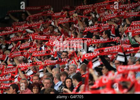 Fußball - Barclays Premier League - Manchester United / Tottenham Hotspur - Old Trafford. Fans von Manchester United halten auf den Tribünen Tücher hoch Stockfoto