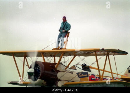 PA NACHRICHT FOTO 25.09.95 BERGERAC STAR JOHN NETTLES GEHT IN DIE LUFT NACH AUF EINE STEARMAN FLUGZEUGE FÜR SEINE ERSTE WING WALK AT EXETER AIRPORT AS GESCHNALLT WIRD EIN CHARITY-GAG FÜR DEN FLUGHAFEN, DIE DIENSTLEISTUNGEN ZU DEN KANALINSELN HAT Stockfoto