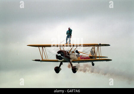 PA NACHRICHT FOTO 25.09.95 BERGERAC STAR JOHN NETTLES GEHT IN DIE LUFT NACH AUF EINE STEARMAN FLUGZEUGE FÜR SEINE ERSTE WING WALK AT EXETER AIRPORT AS GESCHNALLT WIRD EIN CHARITY-GAG FÜR DEN FLUGHAFEN, DIE DIENSTLEISTUNGEN ZU DEN KANALINSELN HAT Stockfoto