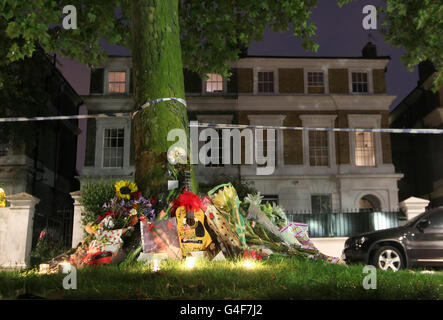 Florale Tribute wurden vor dem Haus der Sängerin Amy Winehouse am Camden Square im Norden Londons hinterlassen, wo die Sängerin tot aufgefunden wurde. Stockfoto