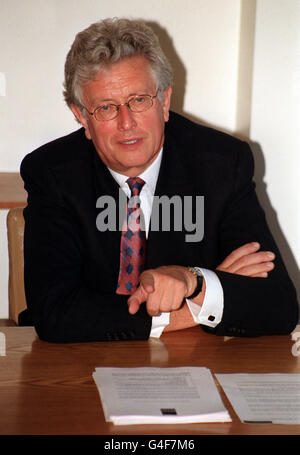 Sir Colin Southgate, Vorsitzender des Royal Opera House, kündigte heute (Mittwoch) auf einer Pressekonferenz in London die Schließung des Royal Opera House in seiner derzeitigen Form als Teil eines radikalen finanziellen Umstrukturierungspakets an. Siehe PA Story ARTS ROH. Foto von Matthew Fearn/PA Stockfoto