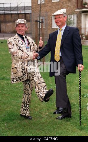 George Major (links), der Pearly King of Peckham und Präsident der Pearly Guild, verleiht Lord Archer den einzigartigen Titel eines Ehrenprächtigen Königs in Anerkennung seines außergewöhnlichen Beitrags zu Wohltätigkeitsorganisationen. Foto von Michael Stephens. Stockfoto