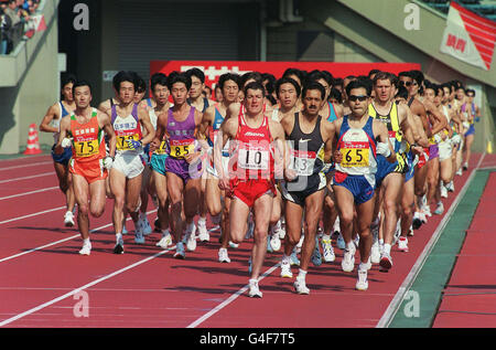 PAN19980460/Tokio/JAPAN/19980208/Gruppe von Läufern, die Teilnahme an den 98-Tokyo International Marathon-Kopf für der 42,195-km-Strecke durch Tokio als sie im National Stadium in Tokio am 8. Februar 1998 begann. (PANA/JIJI/Ochimizu) Stockfoto