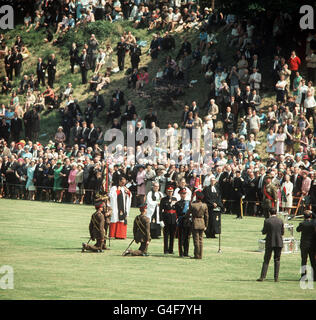 PRINZ CHARLES IN UNIFORM ALS KOMMANDOCHEF, DER DEM KÖNIGLICHEN REGIMENT VON WALES BEI DER EINWEIHUNGSZEREMONIE AUF SCHLOSS CARDIFF FARBEN ÜBERREICHT. ER WIRD BEI SEINER INVESTITUR ALS PRINZ VON WALES IN CAERNARFON UNTER DEM ERMIN SEINES RANGES DIESELBE UNIFORM TRAGEN Stockfoto