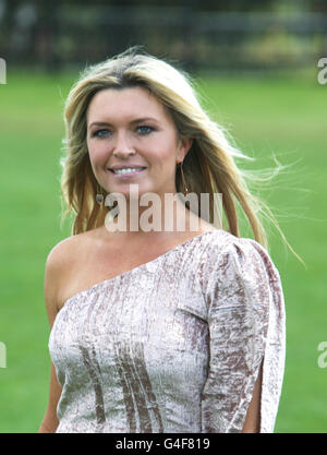 Tina Hobley kommt bei der Cartier International Polo Veranstaltung im Guards Polo in Windsor, Berkshire statt. Stockfoto