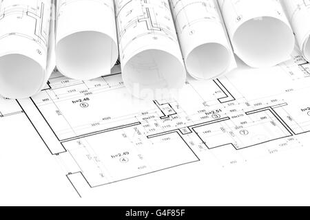 architektonische Blaupause Rollen und Grundrisse auf Schreibtisch Stockfoto