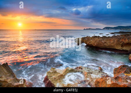 Felsige Küste Costa Blanca, Zeit des Sonnenuntergangs am Meer, Spanien Stockfoto