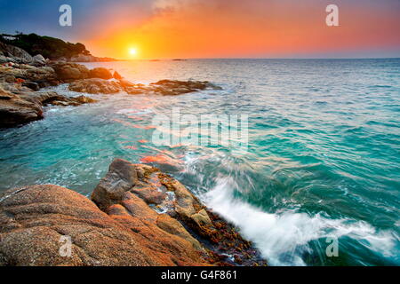 Sonnenaufgang an der Küste der Costa Brava, Spanien Stockfoto