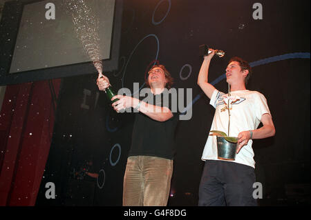 PA-NEWS FOTO 16.09.98 TOM GRAU (L) UND OLLIE PFAU DER NEWCOMER "GOMEZ" FEIERN GEWINNEN DER TECHNICS MERCURY MUSIC AWARD FÜR IHR ERSTES ALBUM "BRING IT ON" BEI DER ZEREMONIE HELD IM LONDONER SHEPHERDS BUSH EMPIRE. Stockfoto