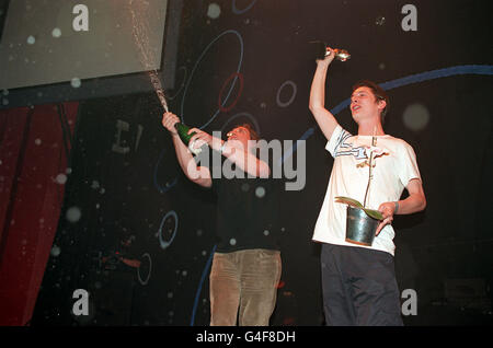 PA-NEWS FOTO 16.09.98 TOM GRAY & OLLIE PFAU DER NEWCOMER "GOMEZ" FEIERN GEWINNEN DIE TECHNICS MERCURY MUSIC AWARD FÜR IHR ERSTES ALBUM "BRING IT ON" BEI DER ZEREMONIE HELD IM LONDONER SHEPHERDS BUSH EMPIRE. Stockfoto