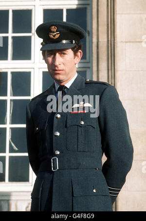 PA-NEWS FOTO 02.07.77 PRINZ CHARLES TRÄGT SEINE FLÜGEL DES KOMMANDANTEN UNIFORM ZUM ERSTEN MAL IN ÖFFENTLICHEN, ER WURDE VOR KURZEM BEFÖRDERT AM COLLEGIUM RAF CRANWELL WO ER EINEN AUFFRISCHUNGSKURS FLYING TRAINING FING Stockfoto