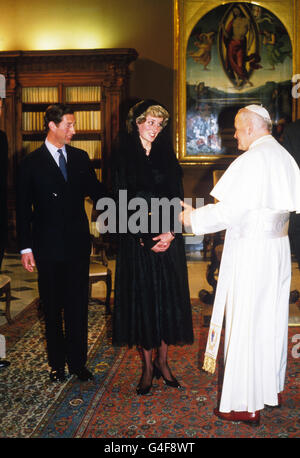 Der Prinz und die Prinzessin von Wales treffen Papst Johannes Paul II. Während ihres offiziellen Besuchs in Italien im Vatikan. Stockfoto