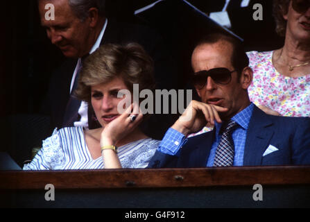 Die Prinzessin von Wales sieht sich das Tennisspiel zwischen Pat Cash und Mats Wilander mit dem Herzog von Kent an Stockfoto