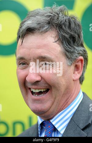 Pferderennen - 2011 Glorious Goodwood Festival - Glorious Totesport Mile Day - Goodwood Racecourse. Trainer Marcus Tregoning nach Boom and Bust gewinnt die Totesport Mile (Heritage Handicap) (früher bekannt als die Goldene Meile) auf Boom and Bust Stockfoto