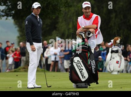 Nordirland's Rory McIlroy mit seinem Caddy JP Fitzgerald während Tag zwei der Irish Open im Killarney Golf and Fishing Club Stockfoto