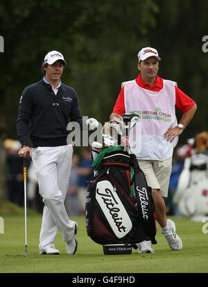 Nordirland's Rory McIlroy mit seinem Caddy JP Fitzgerald während Tag zwei der Irish Open im Killarney Golf and Fishing Club Stockfoto