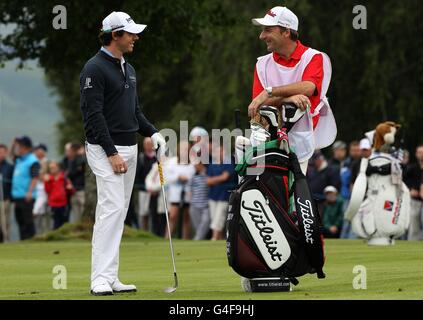 Nordirland's Rory McIlroy mit seinem Caddy JP Fitzgerald während Tag zwei der Irish Open im Killarney Golf and Fishing Club Stockfoto