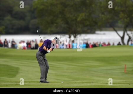 Golf - 2011 Irish Open - Tag zwei - Killarney Golf and Fishing Club. Ross Fisher aus England spielt am zweiten Tag der Irish Open im Killarney Golf and Fishing Club auf dem Fairway Stockfoto