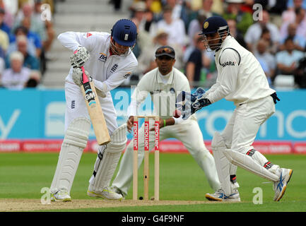 Der englische Graeme Swann (links) und der indische Mahendra Singh Dhoni in Aktion beim zweiten Npower-Testspiel in Trent Bridge, Nottingham. Stockfoto