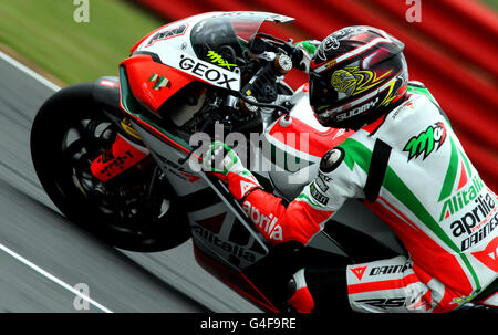 Der Italiener Max Biaggi auf der Aprilla RSV4 Fabrik während des Trainingstages der FIM World Superbike Championship in Silverstone, Northampton. Stockfoto