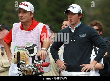 Der nordirische Rory McIlroy (rechts) mit seinem Caddy JP Fitzgerald (Links) während der zweiten Runde der Irish Open Stockfoto