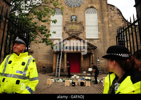 Letzte Vorbereitungen im Canongate kirk, in Edinburgh vor der Hochzeit von Zara Phillips und Mike Tindall. Stockfoto