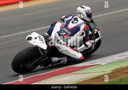 Der britische James Toseland auf der BMW S 1000 RR während des Qualifyings für die FIM World Superbike Championship auf dem Silverstone Circuit, Northampton. Stockfoto