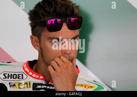 Der britische Leon Camier in der Garage, bevor er sich für die FIM World Superbike Championship auf dem Silverstone Circuit, Northampton, qualifizierte. Stockfoto