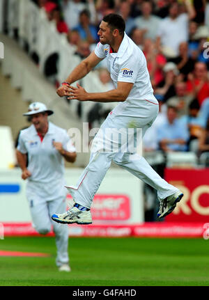 Der englische Tim Bresnan feiert nach dem Bowling des indischen VVS Laxman, der von Matt Prior für 54 Läufe während des zweiten npower-Testspieles in Trent Bridge, Nottingham, gefangen wurde. Stockfoto