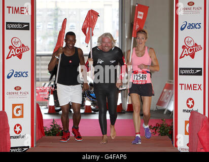 Sport - Virgin Active London Triathlon - London. Ortise Williams (links), Sir Richard Branson und Nell McAndrew (rechts) beim Abschließen des jungfräulichen Active London Triathlon in London. Stockfoto