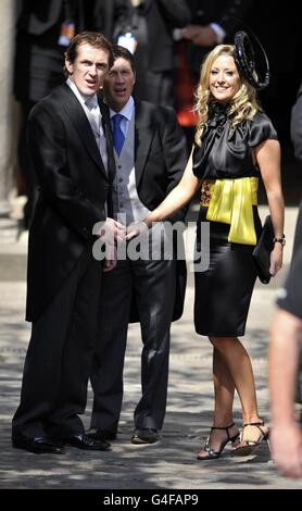 Der irische Jockey AP McCoy, links, kommt zur Hochzeit von Mike Tindall und Zara Phillips in Canongate Kirk in Edinburgh an. Stockfoto