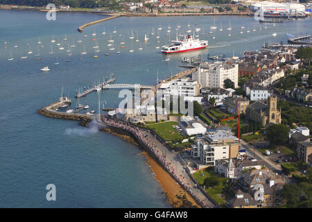 Ein allgemeiner Blick auf die Küste von Cowes auf der Isle of Wight, einschließlich des Royal Yacht Squadron (Zentrum) und der Red Funnel Autofähre. Stockfoto