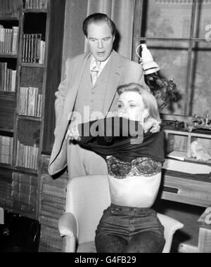 Bibliotheksdatei 101947-1, datiert 15.3.63. Marius Goring, Co-Stars mit Elizabeth Shepherd, in Ronald Duncans Stück 'Menage A Trois', im Lyric Theatre.: Der Charakterschauspieler, der sich am besten für seine TV-Rollen in The Scarlet Pimpernel und The Expert in Erinnerung gerufen hat, ist im Alter von 86 Jahren gestorben. Siehe PA Geschichte TOD Goring./PA Stockfoto