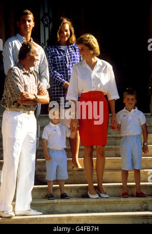 PA NEWS PHOTO 13/8/88 DIE PRINZESSIN VON WALES MIT PRINZ WILLIAM UND PRINZ HENRY, INFANTIN ELENA UND PRINZ ROPPE (HINTERGRUND) UND KÖNIG JUAN CARLOS VON SPANIEN AUF DEN STUFEN DES MARIVENT-PALASTES IN PALMA, MALLORCA Stockfoto