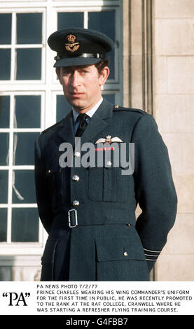 PA-NEWS FOTO 02.07.77 PRINZ CHARLES TRÄGT SEINE FLÜGEL DES KOMMANDANTEN UNIFORM ZUM ERSTEN MAL IN ÖFFENTLICHEN, ER WURDE VOR KURZEM BEFÖRDERT AM COLLEGIUM RAF CRANWELL WO ER EINEN AUFFRISCHUNGSKURS FLYING TRAINING FING Stockfoto