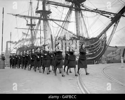 Mit HMS Victory im Hintergrund Proben Wrens aus den Royal Marine Barracks, Eastney, für die Bohrvorführung, die der Royal Marinedienst der Frauen im Rahmen des Programms der Portsmouth Navy Days geben wird. Stockfoto