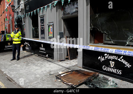 Ein Polizist steht vor dem Players Lounge Pub in Fairview, Dublin, nachdem eine bewaffnete Bande die Sportbar des Vaters des keltischen Fußballstars Anthony Stokes hochhielt. Stockfoto