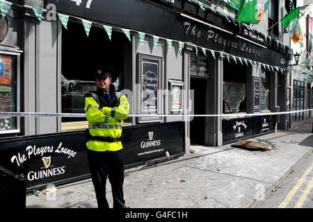Ein Polizist steht vor dem Players Lounge Pub in Fairview, Dublin, nachdem eine bewaffnete Bande die Sportbar des Vaters des keltischen Fußballstars Anthony Stokes hochhielt. Stockfoto