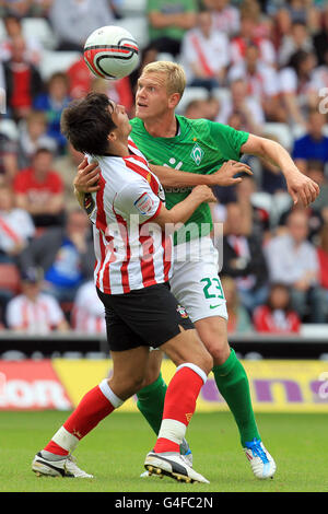 Fußball - Markus Liebherr Memorial Cup 2011 - Southampton / Werder Bremen - St Mary's Stadium. Southampton's Jack Cork und Werder Bremens Andreas Wolf (rechts) greifen einander an, während sie um den Ball kämpfen Stockfoto