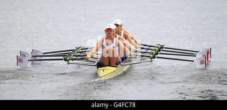 Die Briten Ashleigh Hodge, Georgia Perry, Jessica Van Rossum und Tessa Young bei den Vierfach-Scullern der Junioren-Frauen während der Junioren-Weltmeisterschaft und des Olympischen Tests am Eton Dorney Rowing Lake, Windsor. Stockfoto