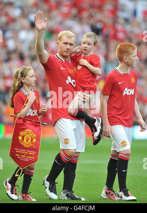 Fußball - Paul Scholes Testimonial - Manchester United gegen New York Cosmos - Old Trafford. Paul Scholes von Manchester United gibt der Menge während seines Testimonial-Spiels in Old Trafford, Manchester, Wellen. Stockfoto