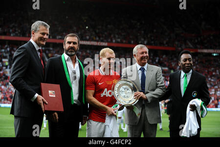 Paul Scholes (Mitte) von Manchester United nimmt vor dem Start seines Testimonial-Spiels eine Trophäe an, zusammen mit Chief Executive David Gill, Eric Cantona, Manager Sir Alex Ferguson und Pele Stockfoto