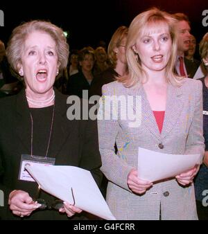 Tory Conf singt Ffion Stockfoto